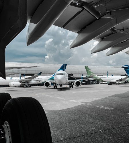 white-and-blue-airplane-on-airport-4078337